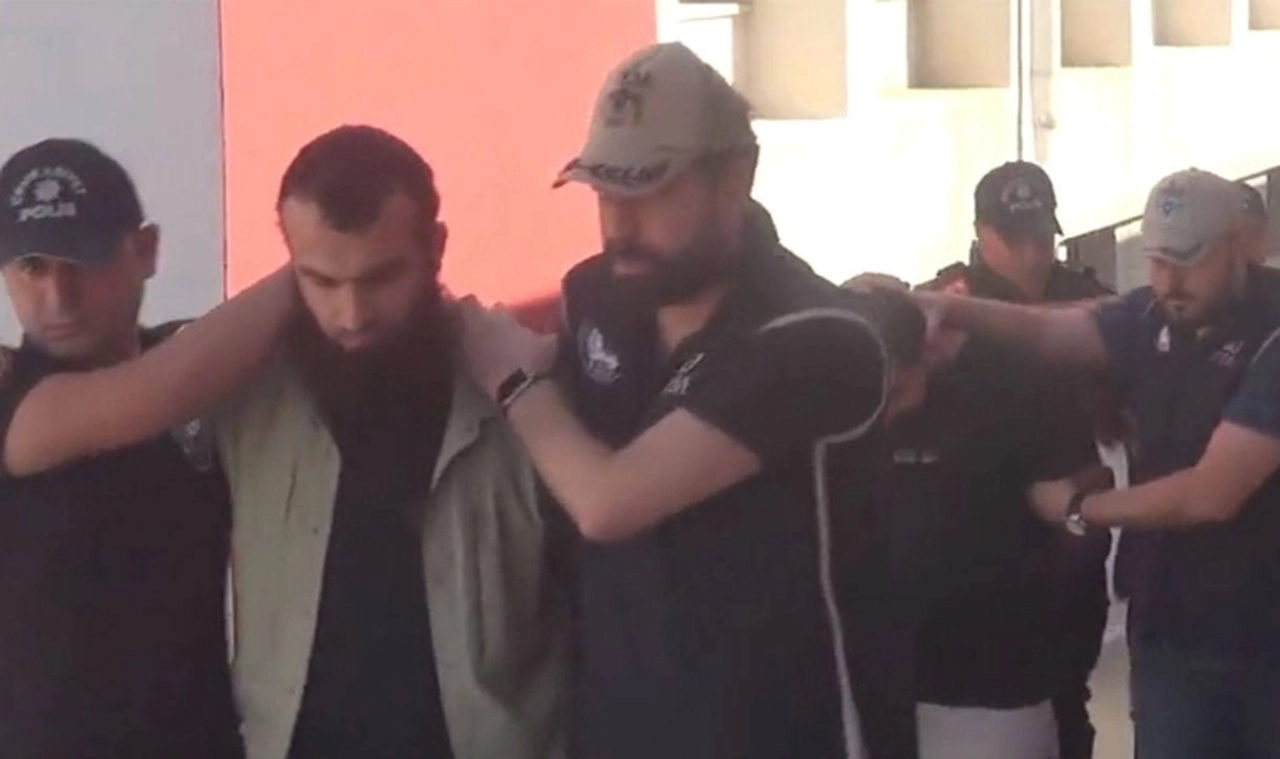 Adana'da yakalanan 17 IŞİD üyesinin 5'i tutuklandı, 12'si adli kontrolle serbest bırakıldı