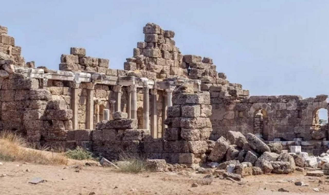 Antalya tatilinde taş toplayan Belçikalı çift, tarihi eser kaçakçılığı şüphesiyle gözaltına alındı