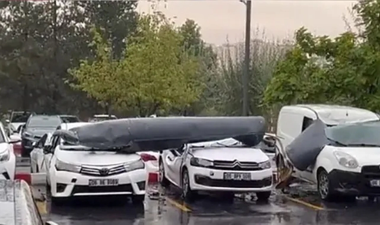 Başkentte hayrete düşüren olay... Otoparka uçak parçası düştü