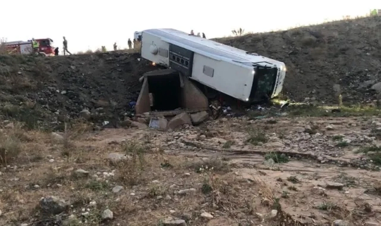 Erzurum'da korkunç kaza: 3 ölü, 22 yaralı