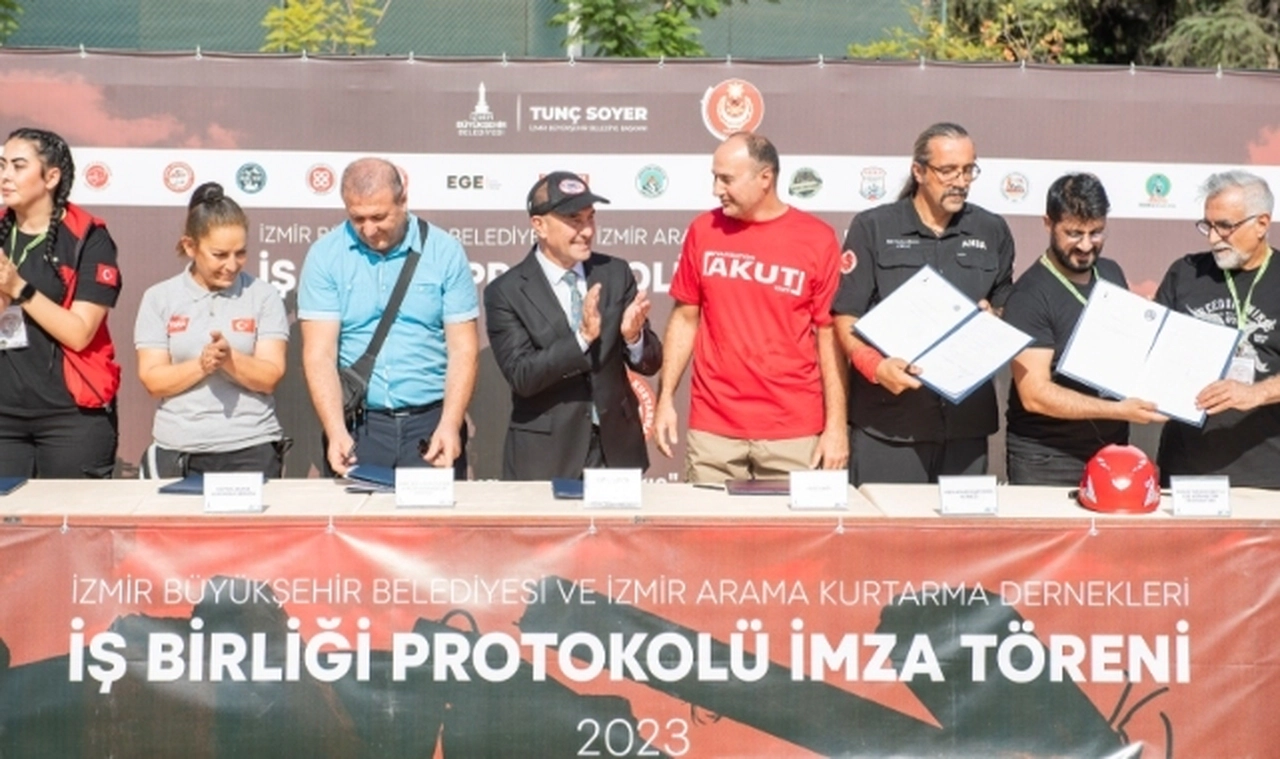 İzmir’de arama kurtarma ekiplerine 17 dernek daha güç verdi