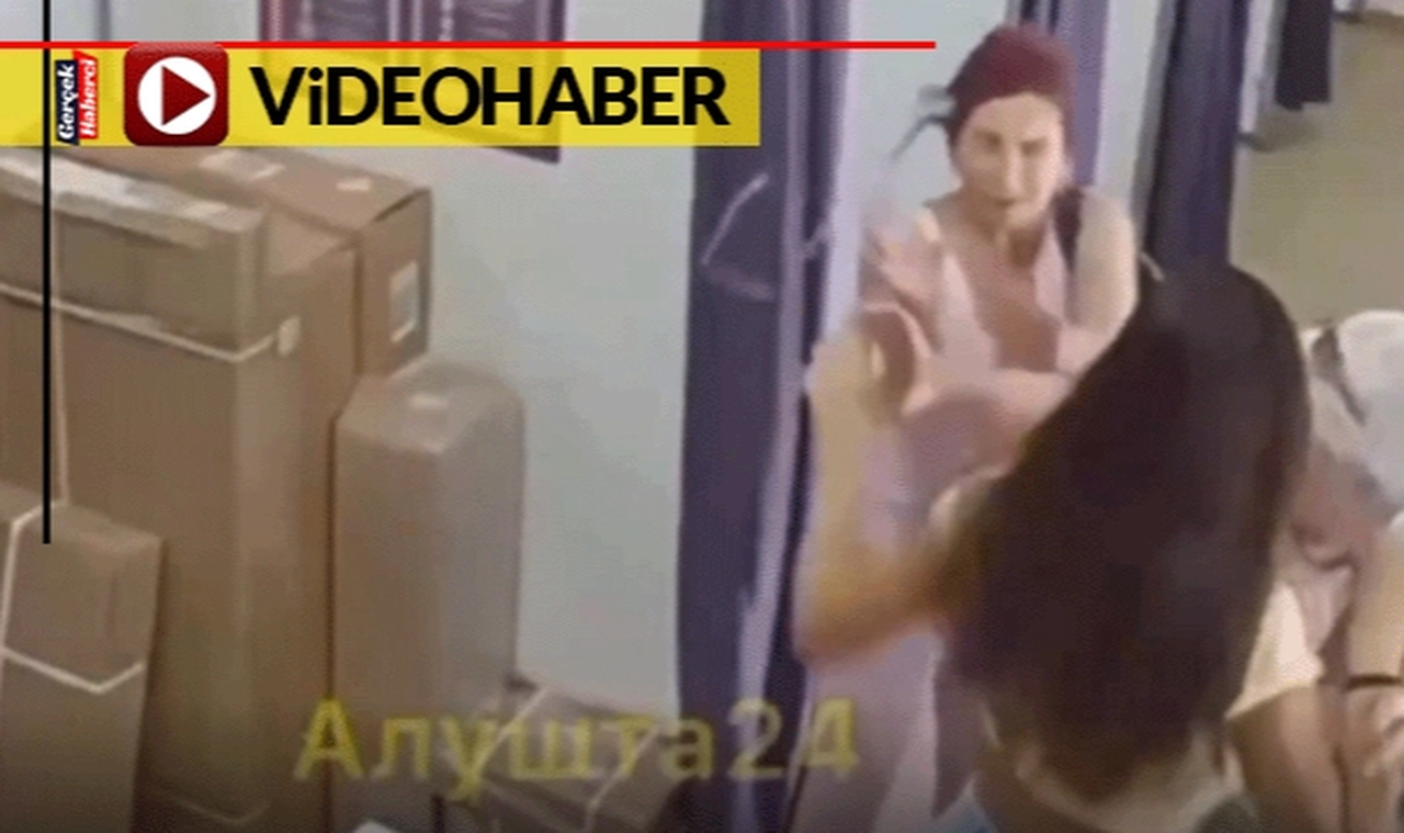 Kadınların acımasız sıra kavgası... Demir çubukla birbirlerini dövdüler