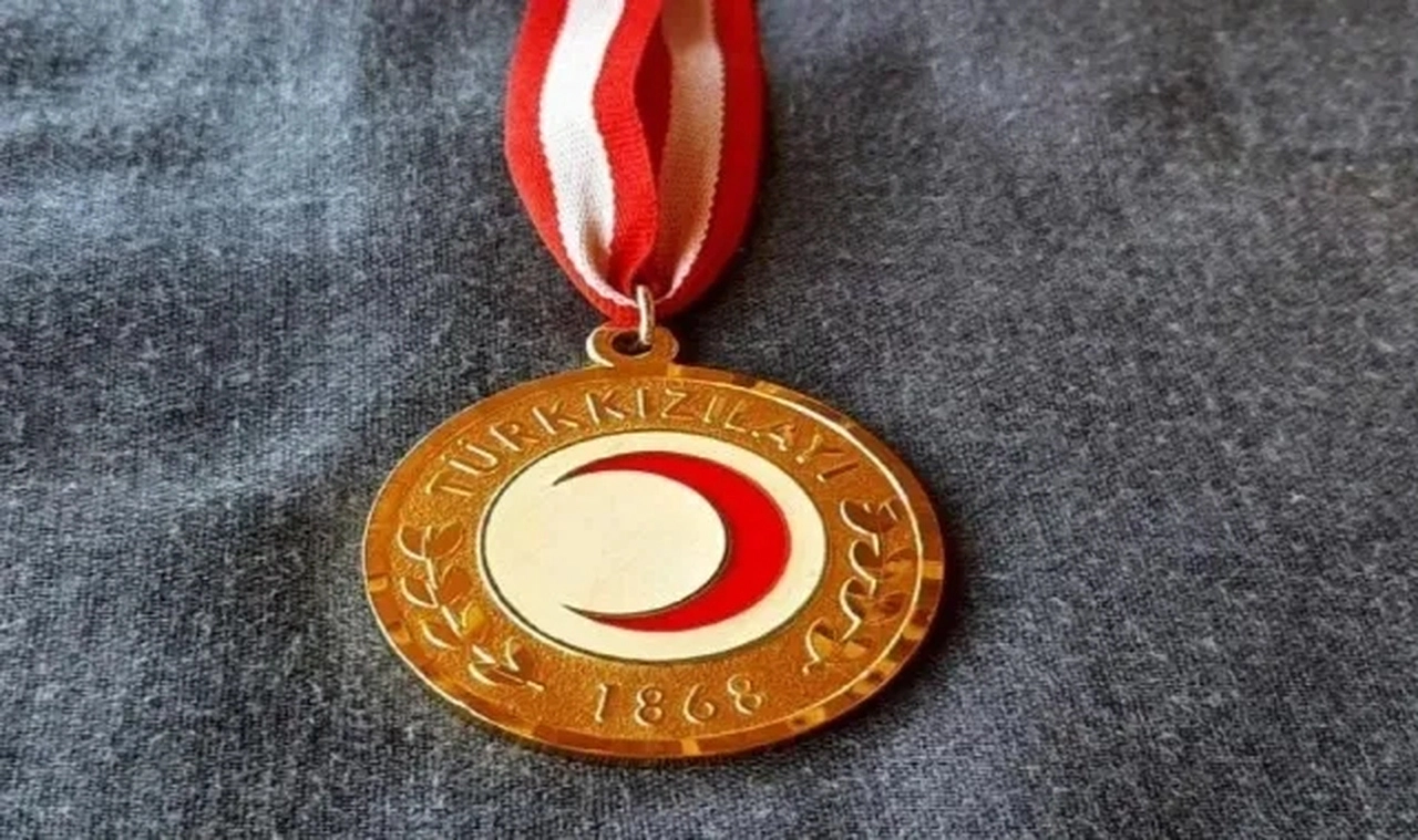 Kızılay şimdi de bu iddialarla çalkalanıyor! Altın suyuna batırılmış madalya