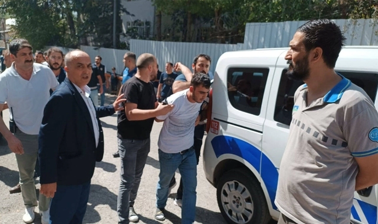 Siirt'te CHP İl Kongresi'nde kavga: 2 kişi gözaltına alındı