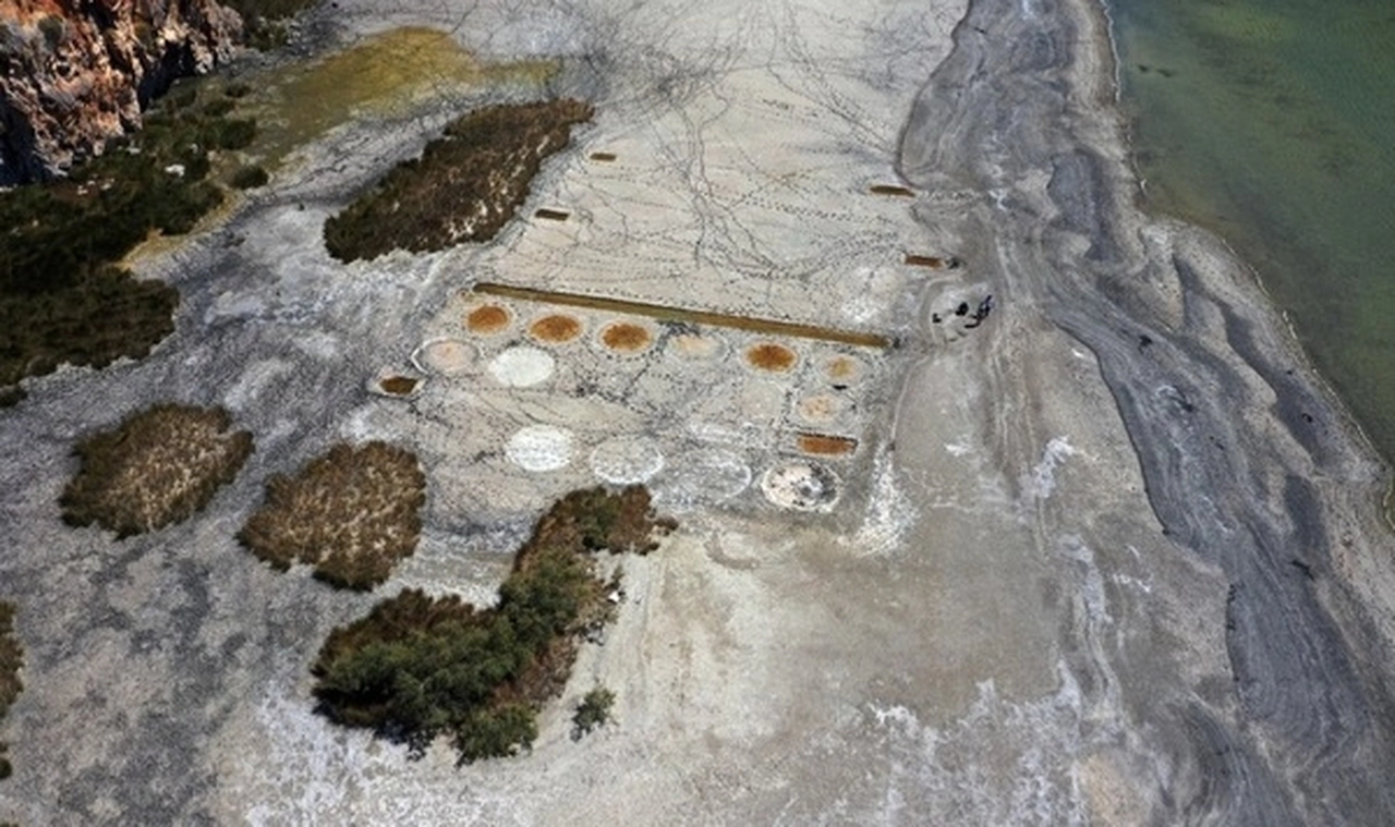 Suların çekildiği İztuzu Plajı'nda antik tuz tesisi ortaya çıktı