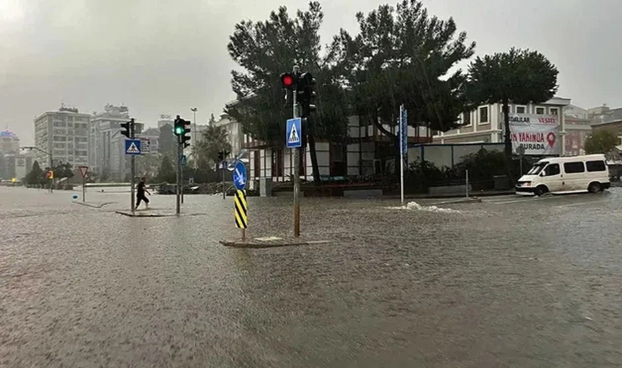 Meteorolojiden sel ve heyelan uyarısı
