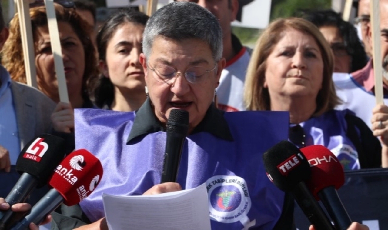 Türk Tabipler Birliği Başkanı Fincancı: Sağlıkta kriz giderek derinleşiyor, ya derhâl gerçekçi adımlar atın ya da istifa edin