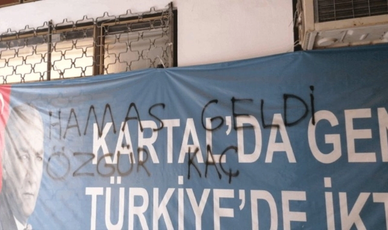 CHP binasına saldırı: İsrail eşittir CHP yazdılar