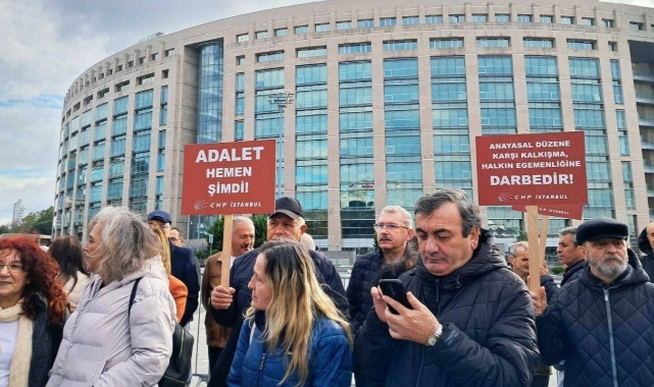 CHP'de Adalet ve Demokrasi Nöbeti devam ediyor: İstanbul ilçe örgütleri Çağlayan'da buluştu