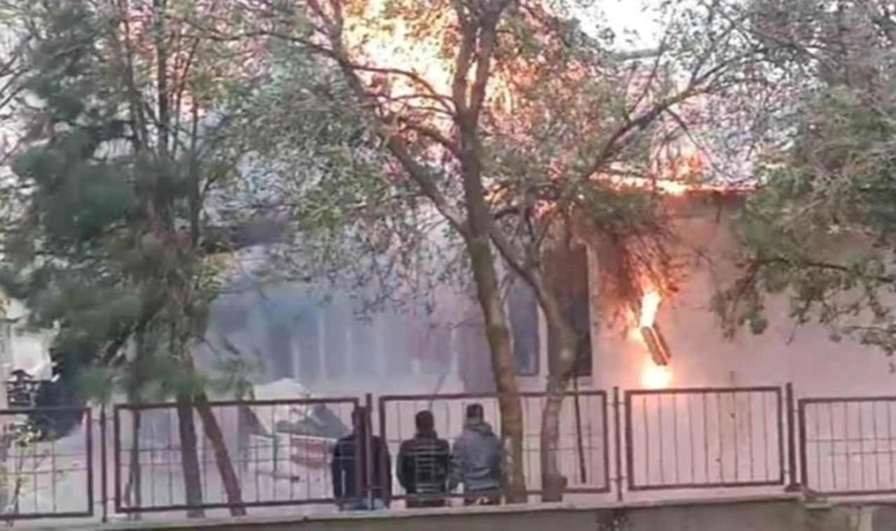 Diyarbakır'da okul çatısında yangın; 300 öğrenci tahliye edildi