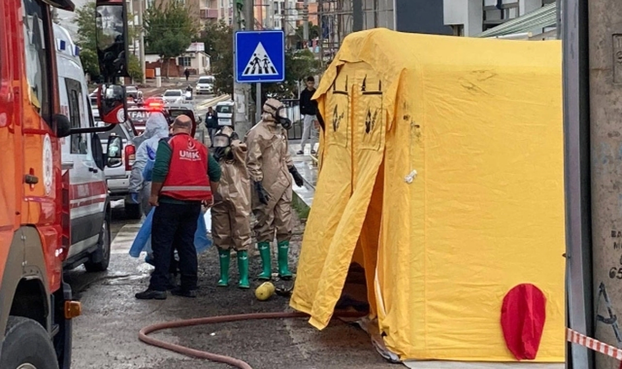 Kocaeli'de kargo paketinde kimyasal madde sızıntısı: 4 kişi hastaneye kaldırıldı