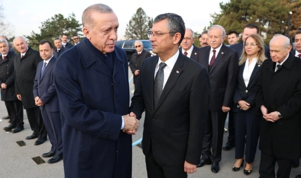 Özel ve Erdoğan Anıtkabir’de tokalaştı: Ata’nın huzurunda siyasi rekabet olmaz