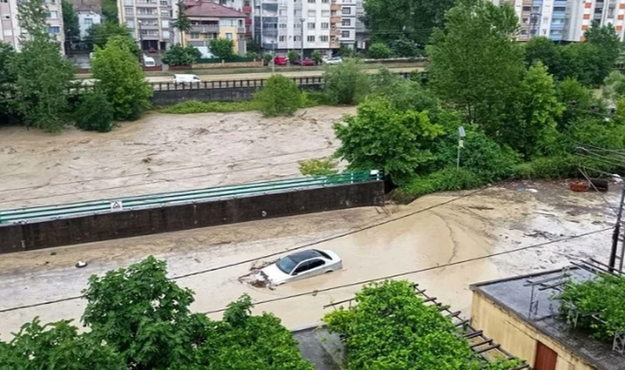 Sel ve fırtınada can kaybı 9'a yükseldi