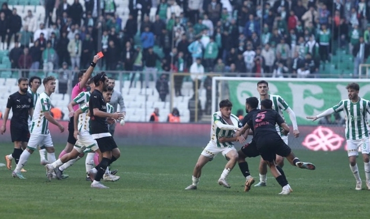 Bursaspor-Diyarbekirspor maçında yüksek gerilim: 6 kırmızı kart çıktı!