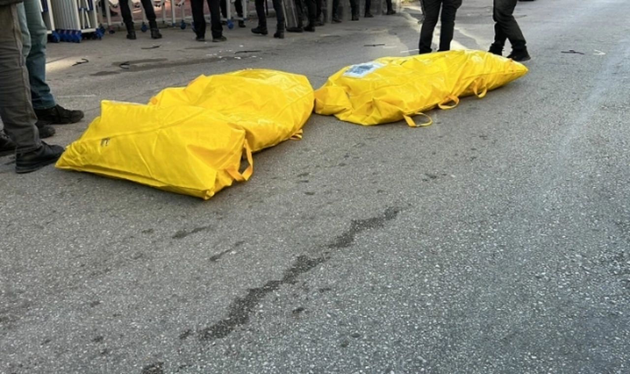 DEM Parti Genel Merkezi önünde toplanan bir grup, binanın önüne sarı torbalar attı