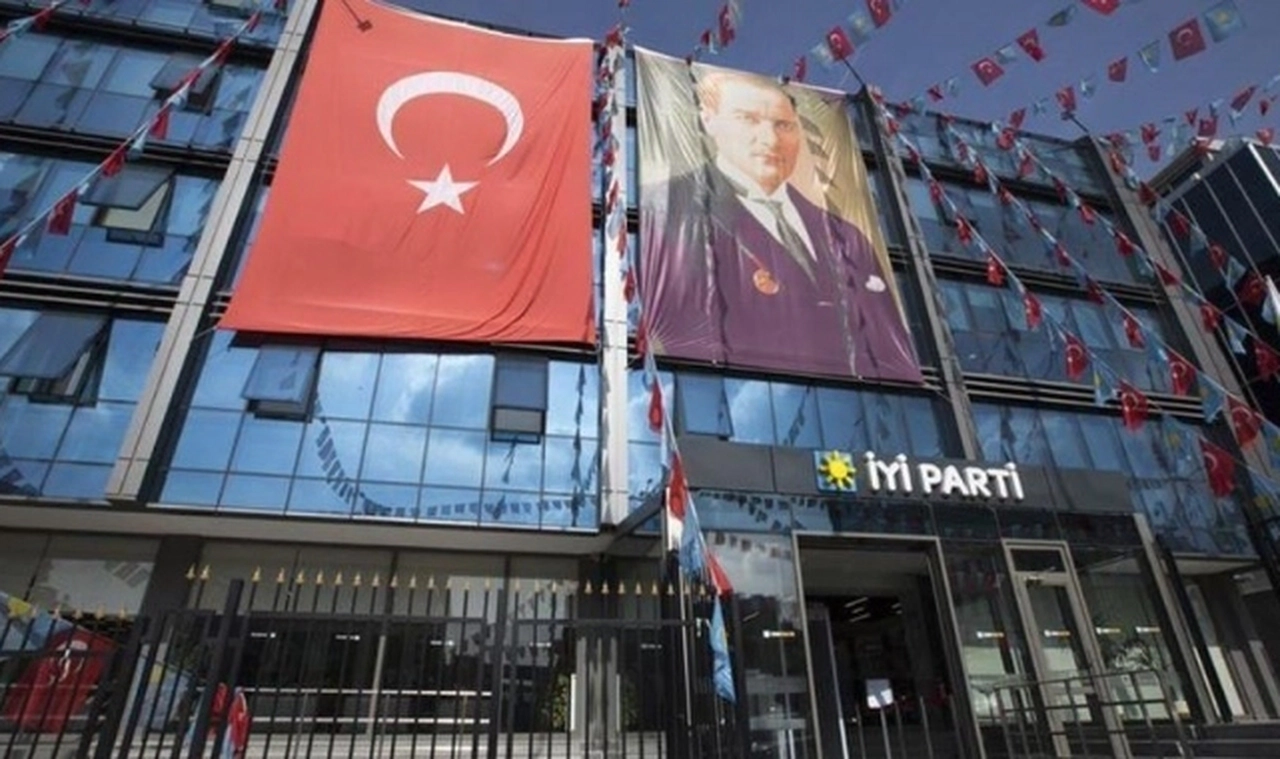 İYİ Parti'de 4 ilçe başkanı görevden alındı