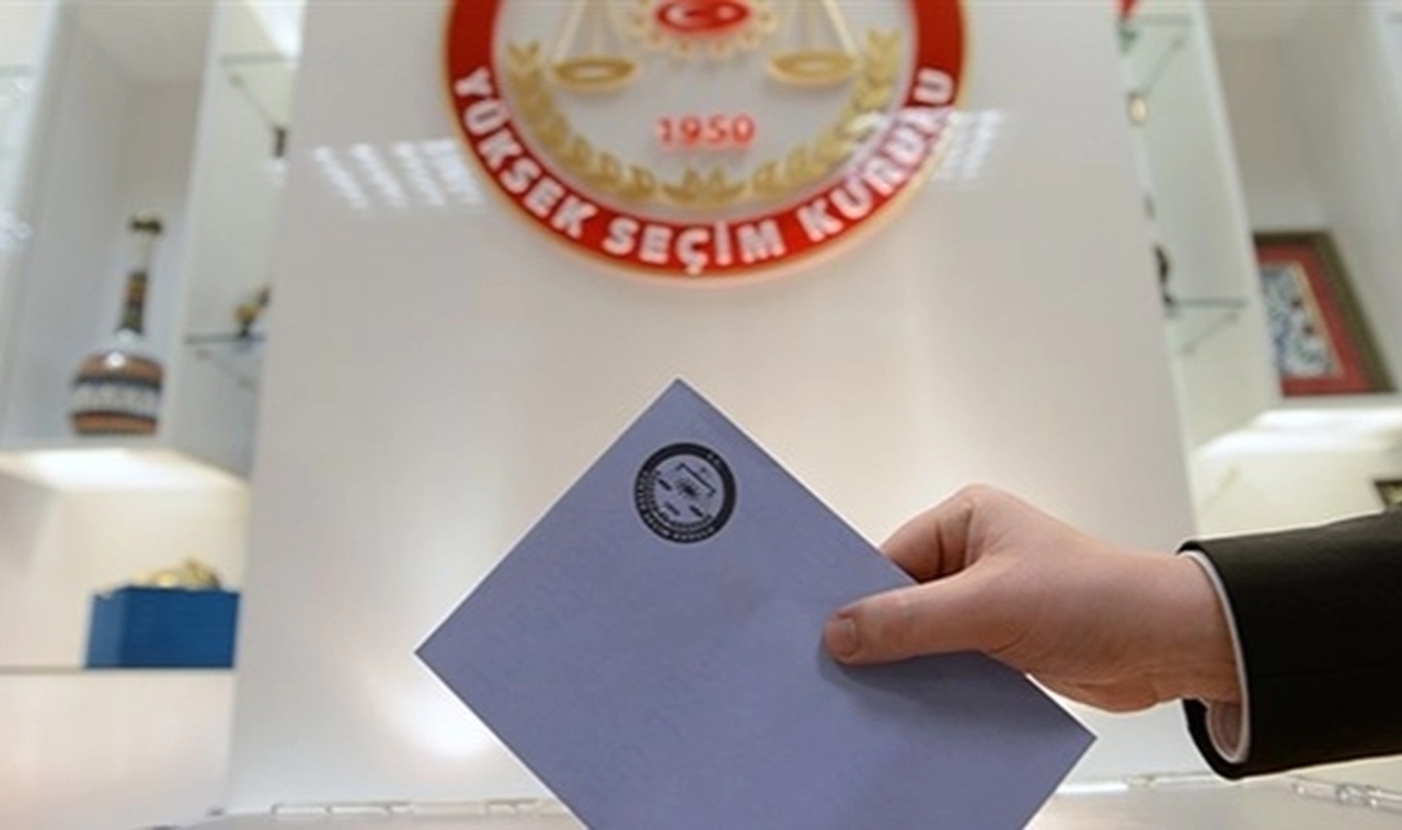 İzmir'de Soyer, Antalya'da Uysal önde