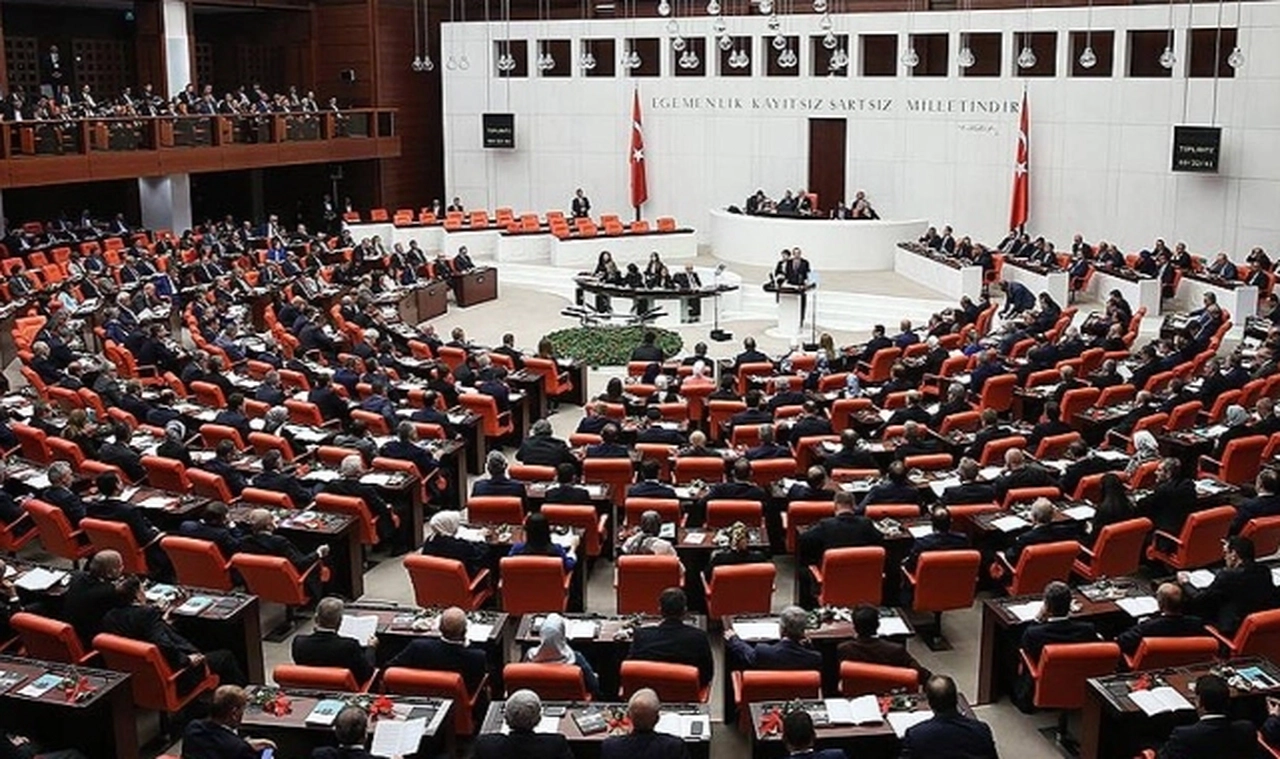 Meclis gündemi belli oldu: Çalışan emeklilere 5 bin liralık ikramiye ve TikTok