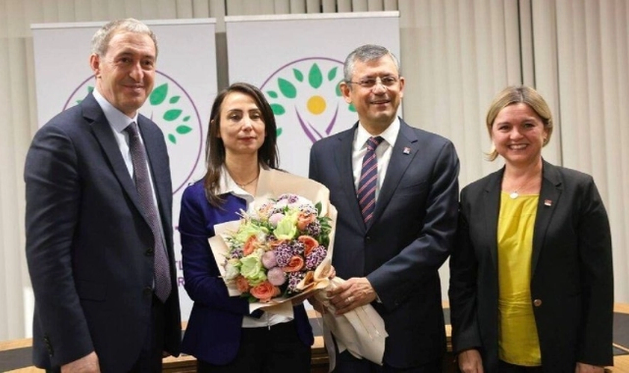 Özgür Özel, Dem Parti Genel Merkezi'nde eş genel başkanlarla bir araya geldi