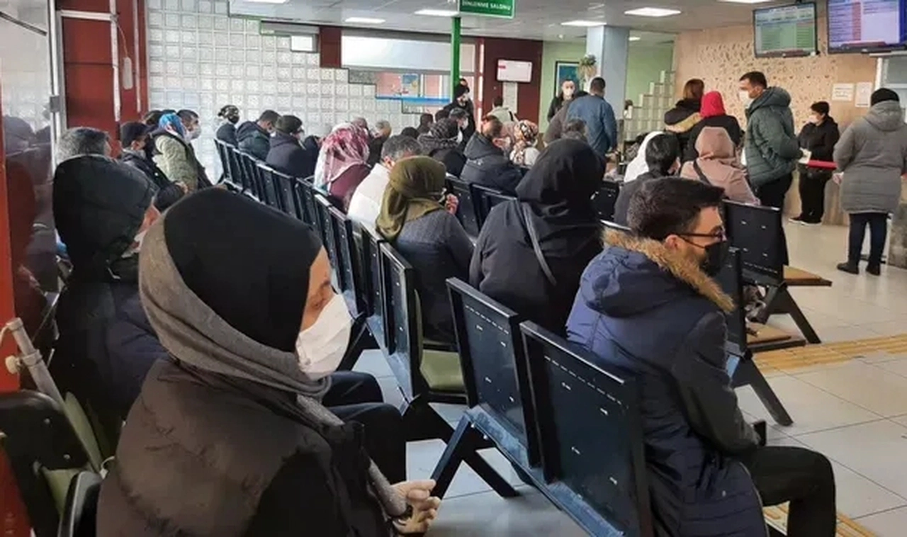 Aile hekimleri: Bakanın söylediği gibi nezle değil, Covid geçiriyoruz