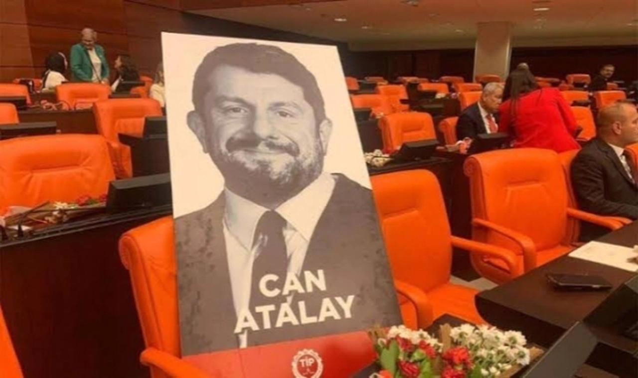 Atalay'ın milletvekilliği düşürüldü, vekiller kürsüyü bastı