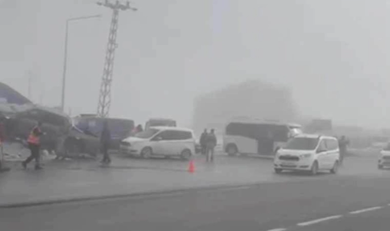 Bitlis’te zincirleme kaza: 18 yaralı