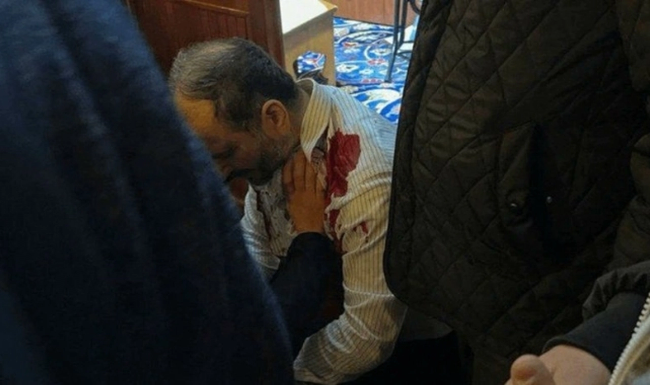 Fatih Camisi'nde namaz sonrası imama bıçaklı saldırı: Hayati tehlikesi var