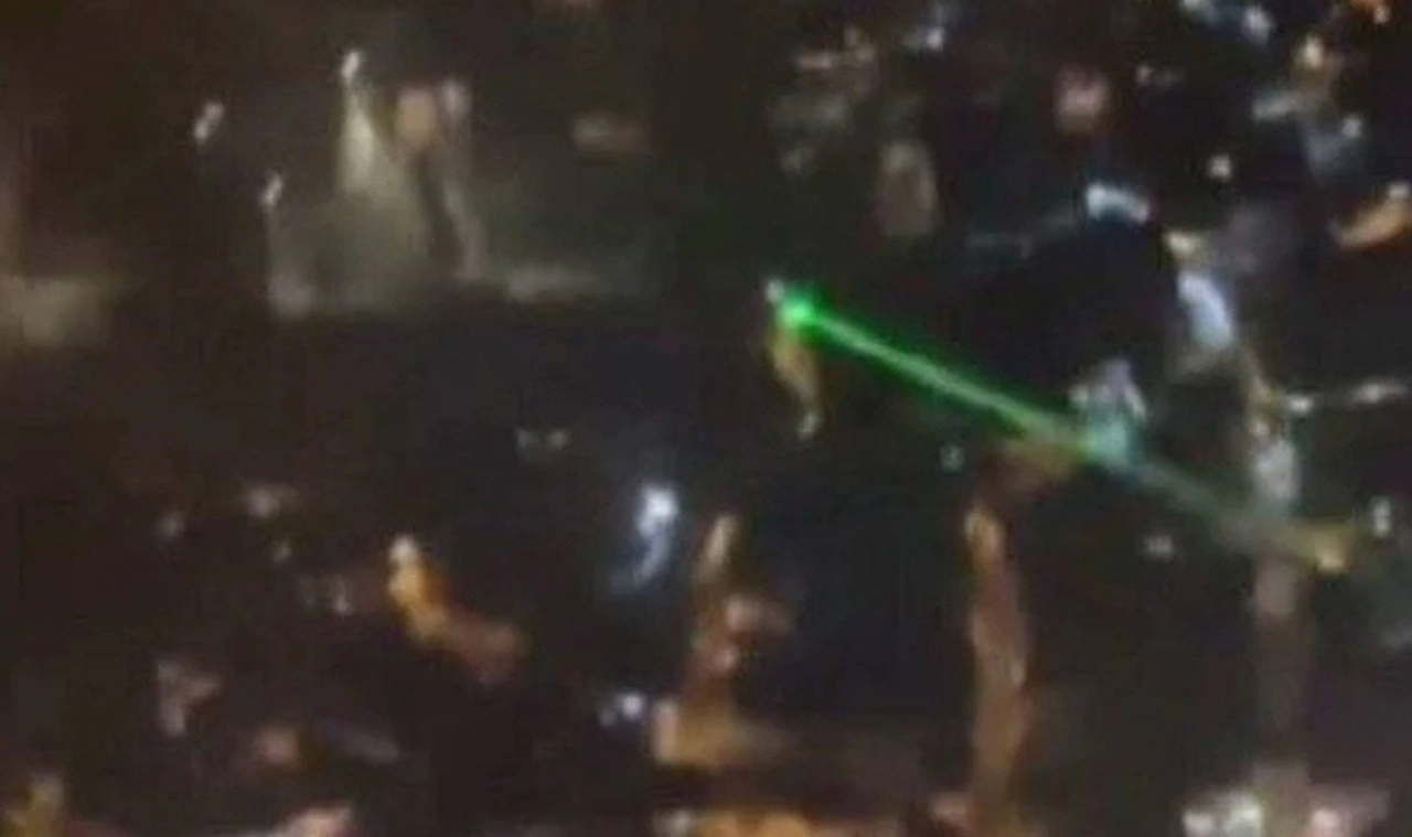 İzmir’de inişe hazırlanan uçağa lazer tuttular