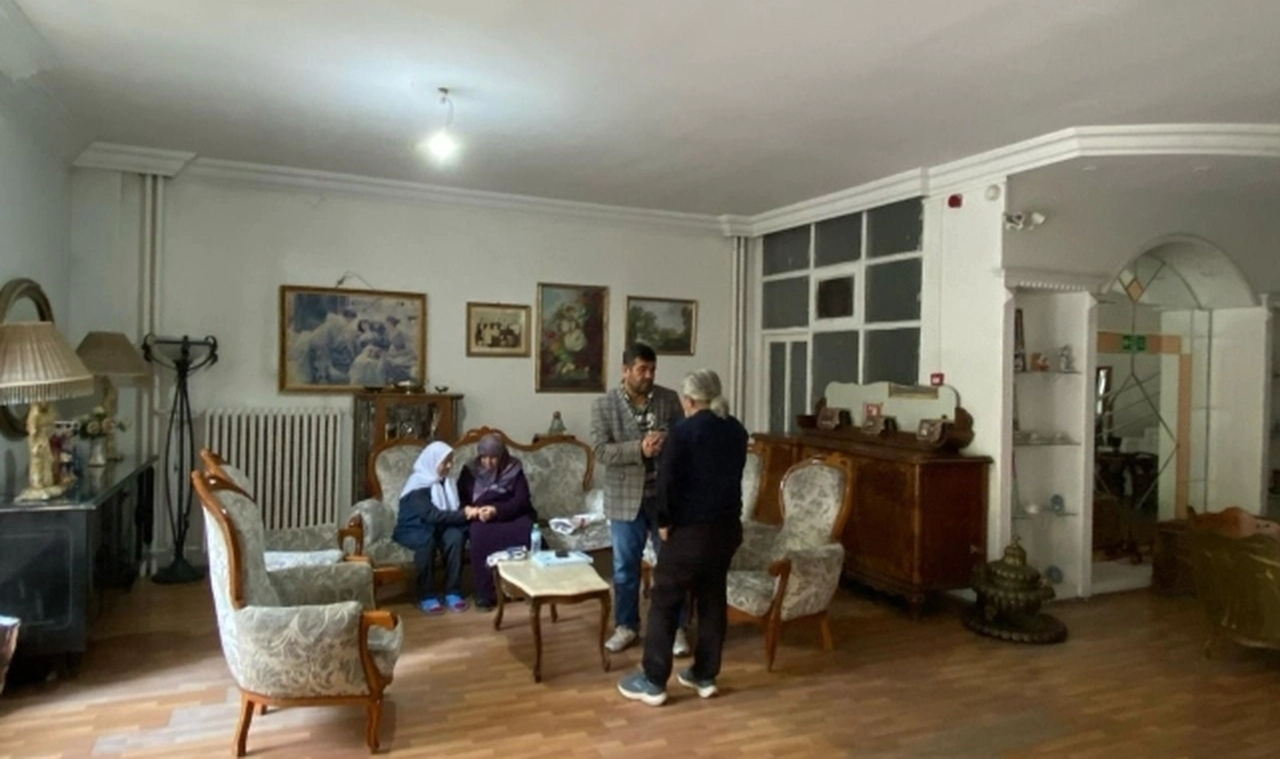 İzmir’de yaşlı bakım evi yer gösterilmeden kapatılıyor: Çok sayıda yaşlı göz göre göre mağdur edilecek!