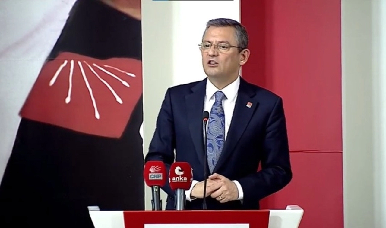 Özgür Özel'den Yılmaz Tunç'a: 'Adalet Bakanı, darbeyi yapanın yaveri olduğunu ortaya koymuştur'
