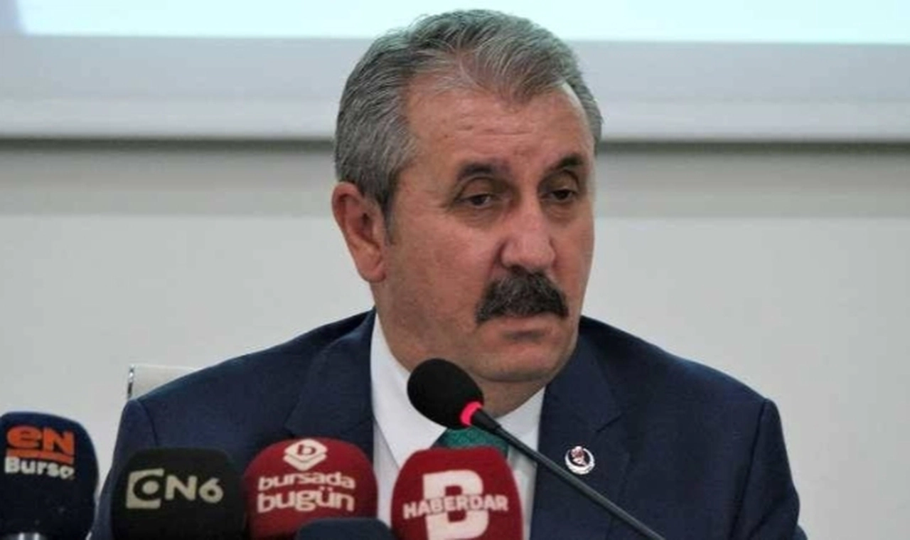 Siyasi partileri terörü "desteklediğini" iddia ederek hedef alan Mustafa Destici'ye FETÖ "savunmaları" hatırlatıldı