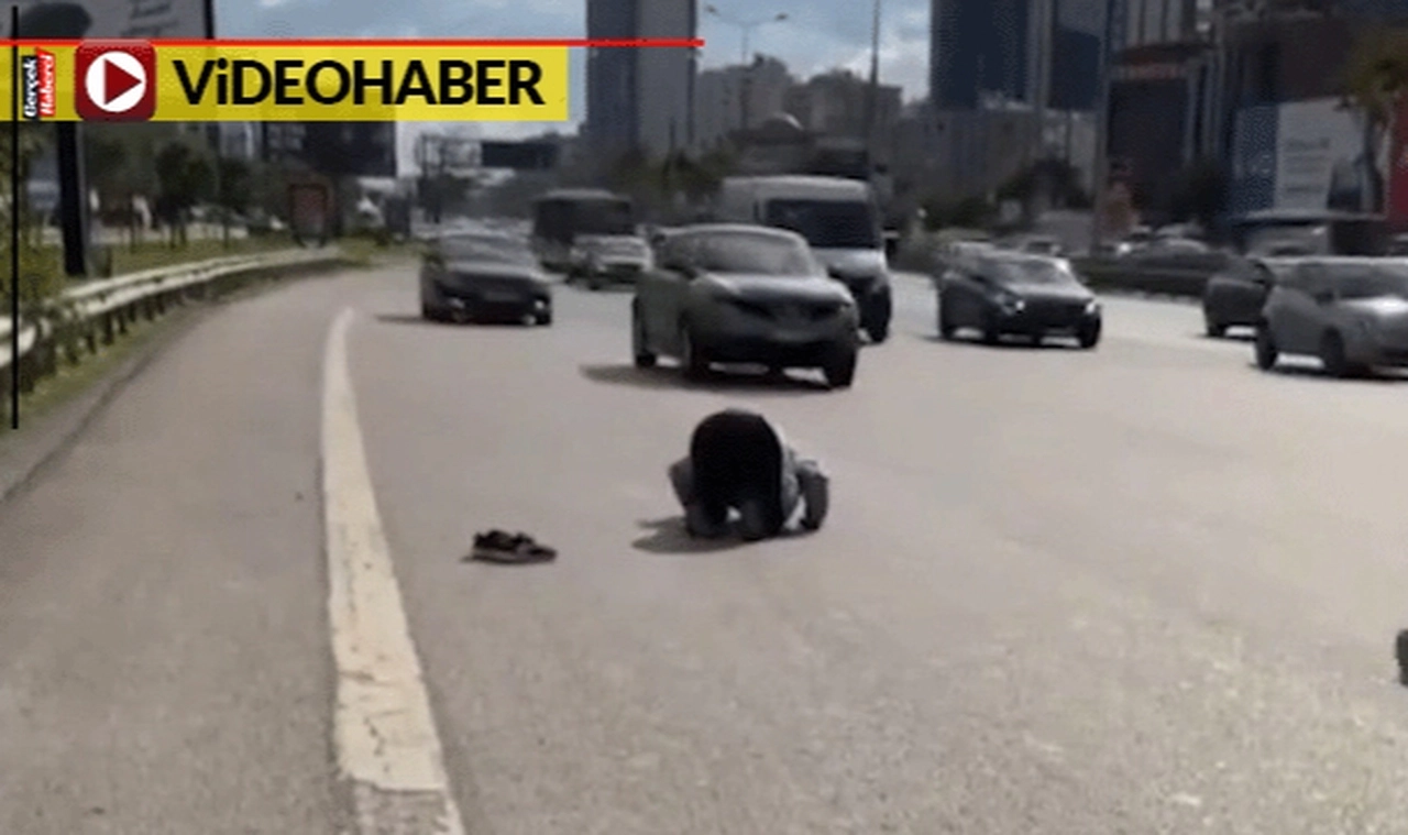 Bir vatandaş akan trafiğe rağmen otobanda namaz kıldı