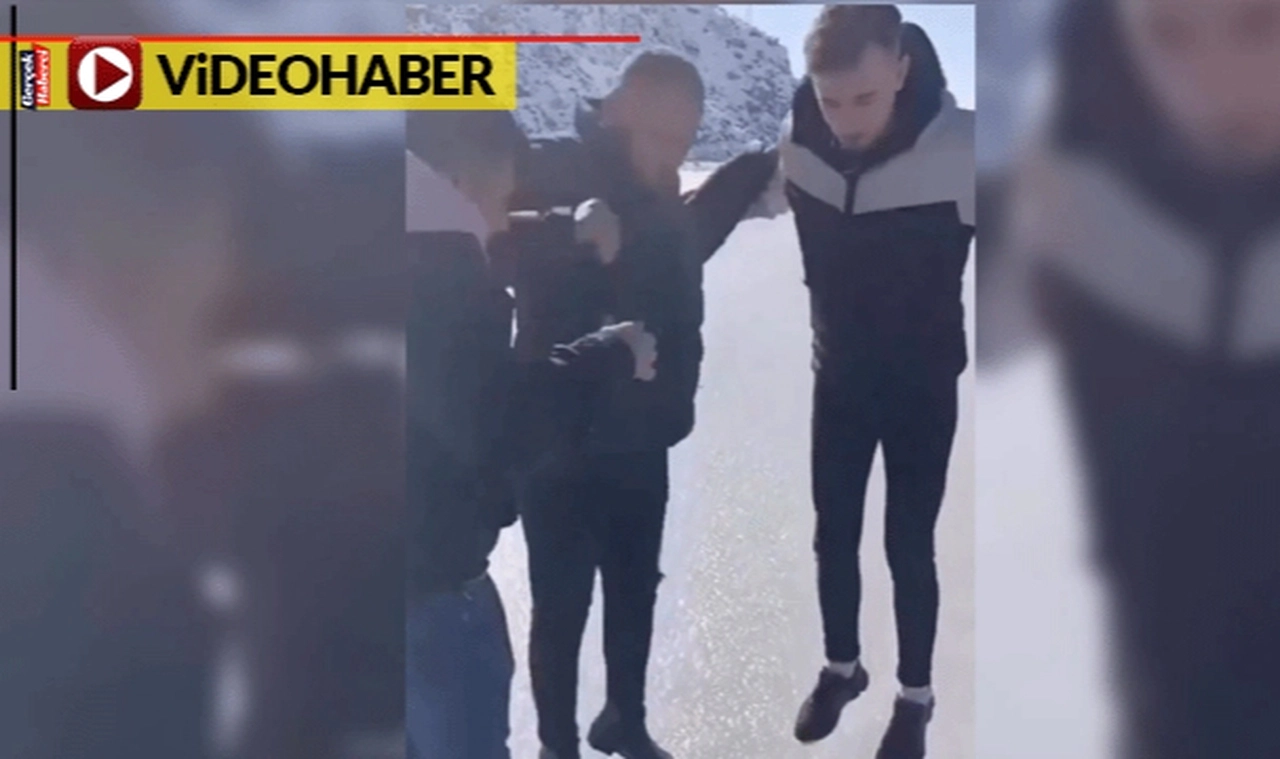 Buz tutan Eğirdir Gölü'nde zıplayarak buzu kırdılar