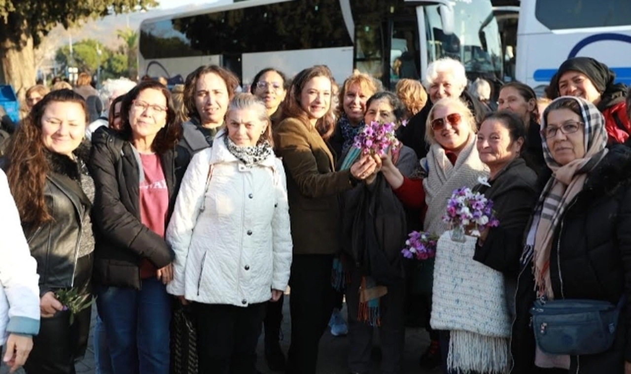 Sığacık Gezisi'ne katılan kadınlar Filiz Başkan tarafından karşılandı