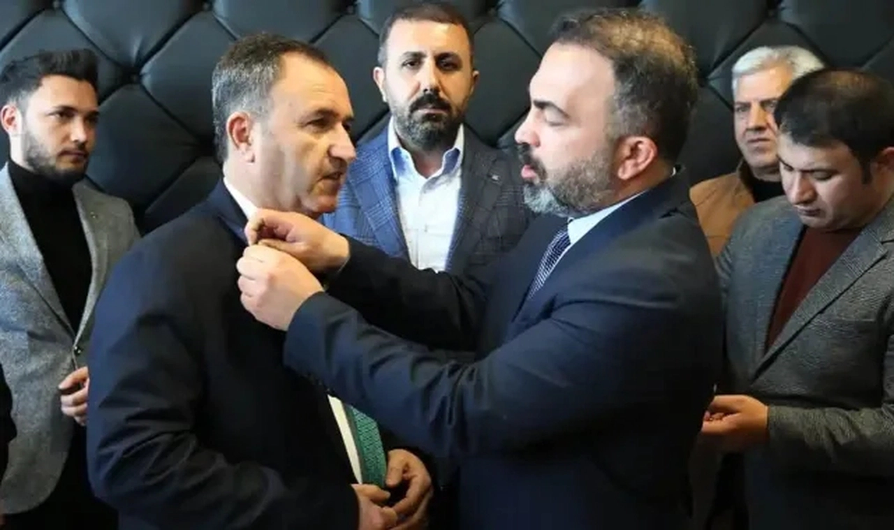 CHP’nin Bitlis adayı istifa edip AK Parti’ye katıldı