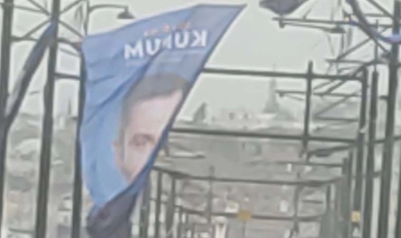 Uyarılara rağmen yine asıldı: Murat Kurum afişi tramvay seferlerini aksattı