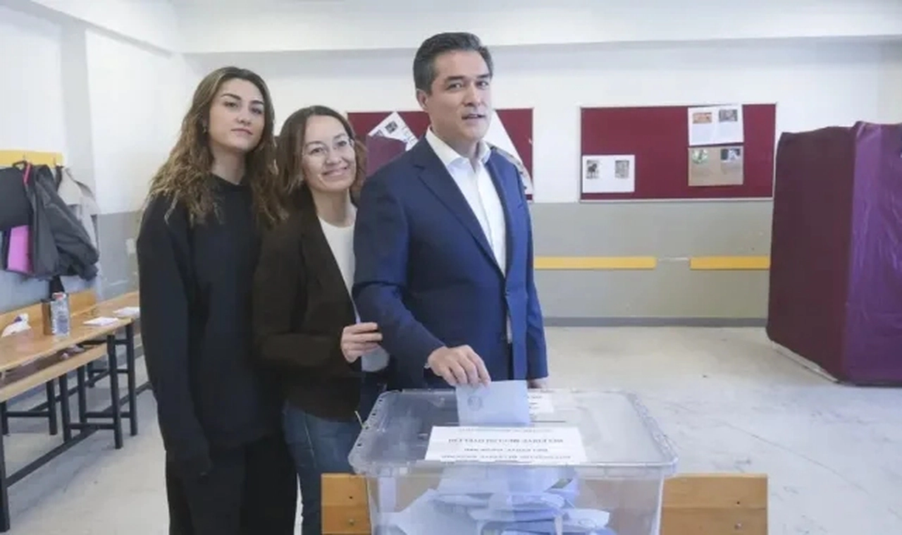 Buğra Kavuncu’nun ailesiyle birlikte oy kullandığı sandıkta kendisine üç oy çıktı