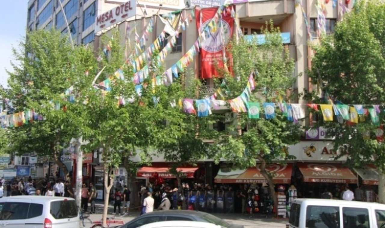 Dem Parti’nin Batman İl Örgütü binasına polis baskını