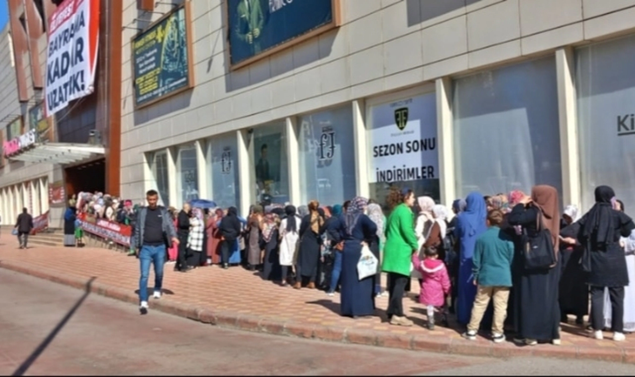 Diyarbakır'da 200 liralık çek izdihamı! Duyanlar sabah kapıya dayandı