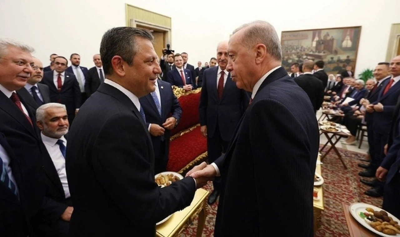 İktidara yakın medya CHP'ye karşı yumuşuyor mu? Selvi: Özgür Özel, Türkiye’nin önünün açılmasına katkı yapabilir