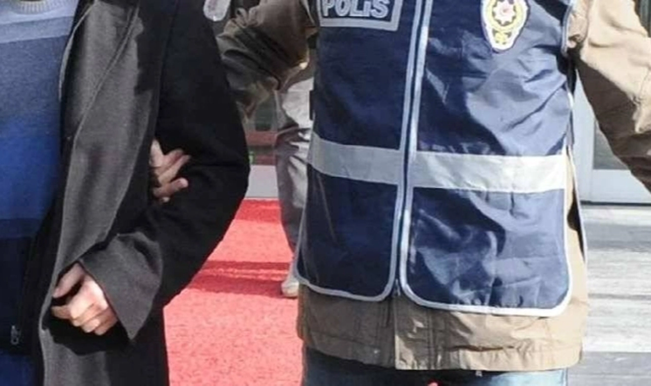 İstiklal Marşı sırasında yüksek sesle müzik açan kadına gözaltı