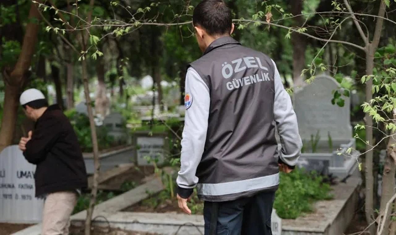 Mezarlıkta 'sahte hoca' denetimi: Yanlış dua okudu, dışarı çıkarıldı