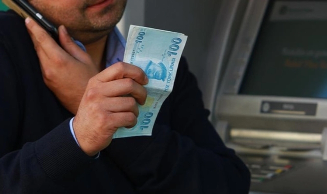 Tüm parayı verdi, üstüne kredi çekti! Banka sırasında güçlükle ikna edildi