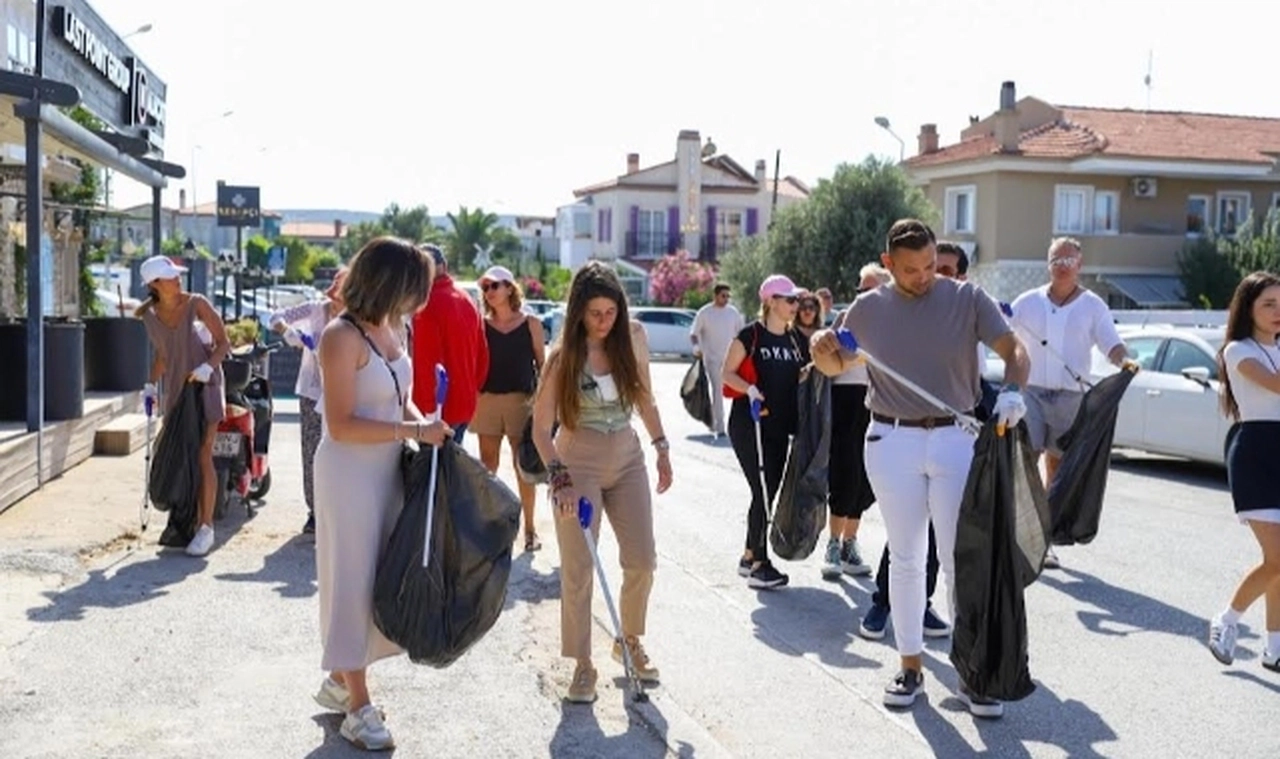 Alaçatı'da çevre temizliği sürüyor
