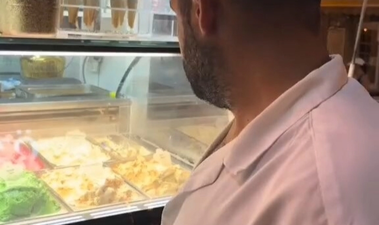 Alaçatı'da iki külah dondurma fiyatı dudak uçuklattı!