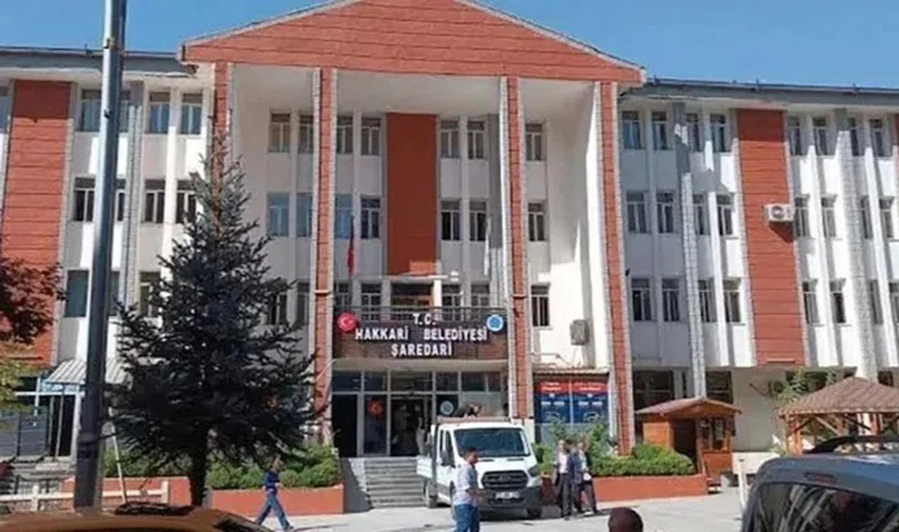 Hakkari Belediyesi'ne polis baskını: Eşbaşkan Mehmet Sıddık Akış gözaltına alındı