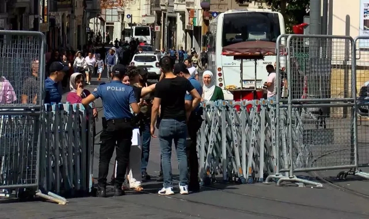 İstanbul Valiliği'nden Onur Yürüyüşü engeli: Taksim Meydanı'na yaya girişi kapatıldı