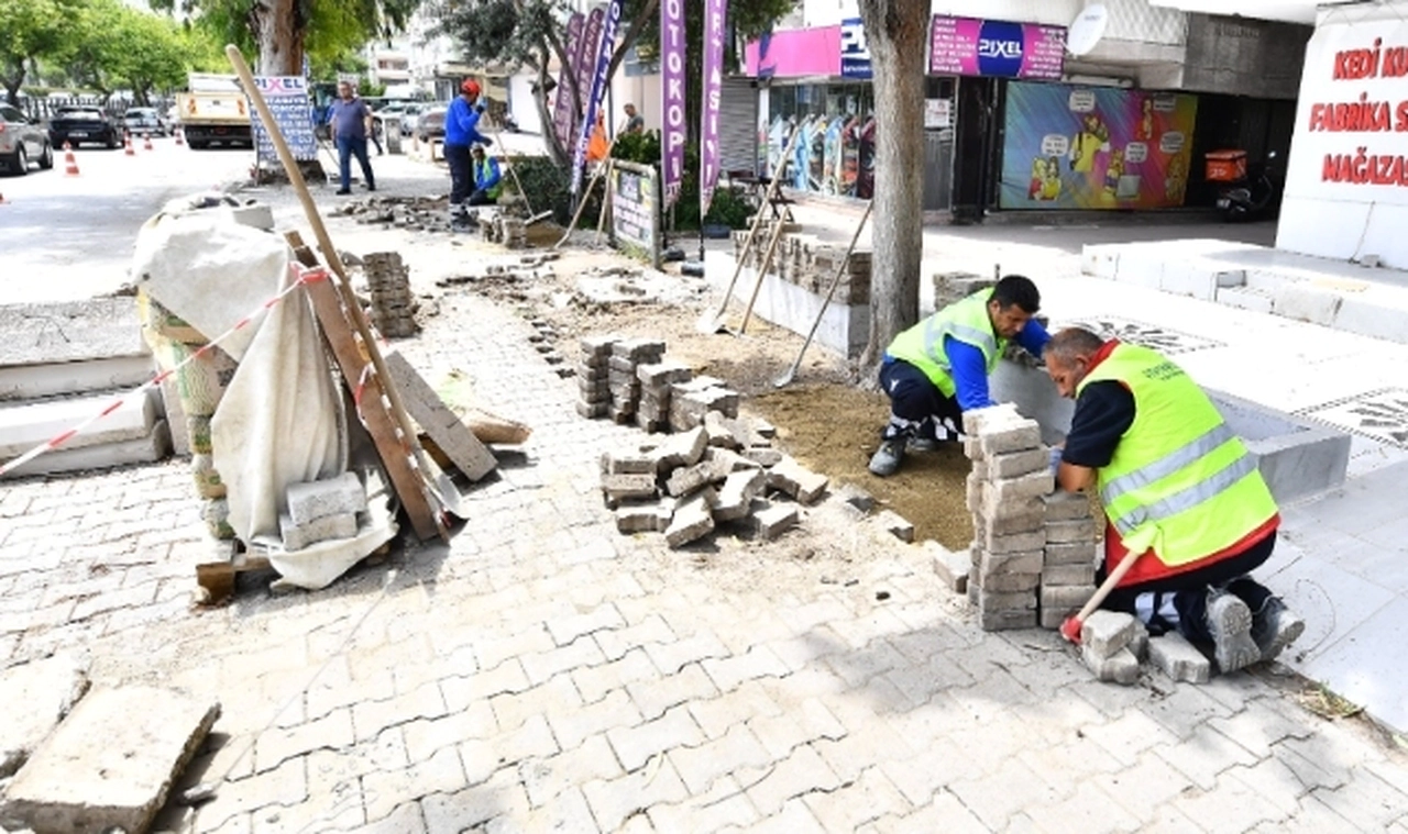İzmir’de kaldırımlar yenileniyor