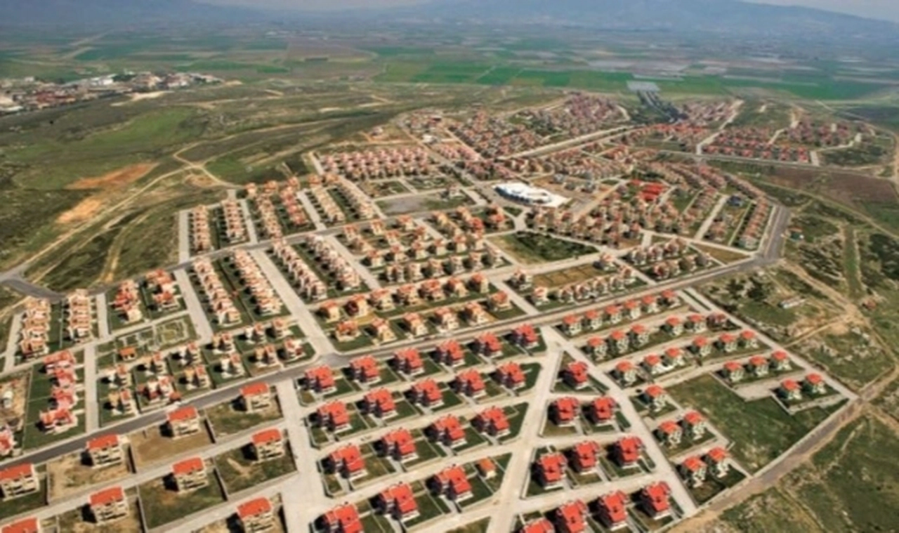 İzmir'in tek AKP'li belediyesi Menemen'de arazi satışları bir kez daha gündemde: 113 arsa elden çıkarılıyor