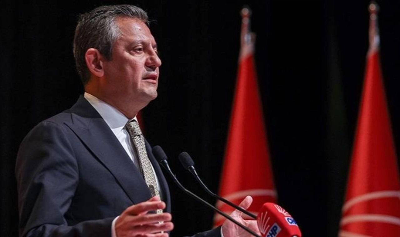 Karar yazarı Taşgetiren: Özgür Özel hassas konulara iğne batırıyor, bunlar siyasetin şeffaflaşması yolunda doğru aşamalar